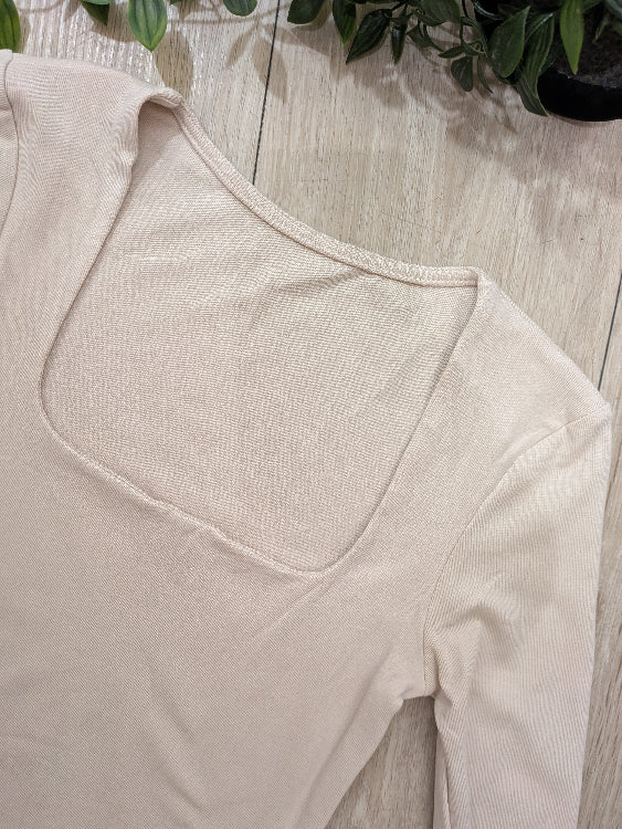 T-shirt manches longue a col carré. photo détail colorie Beige.