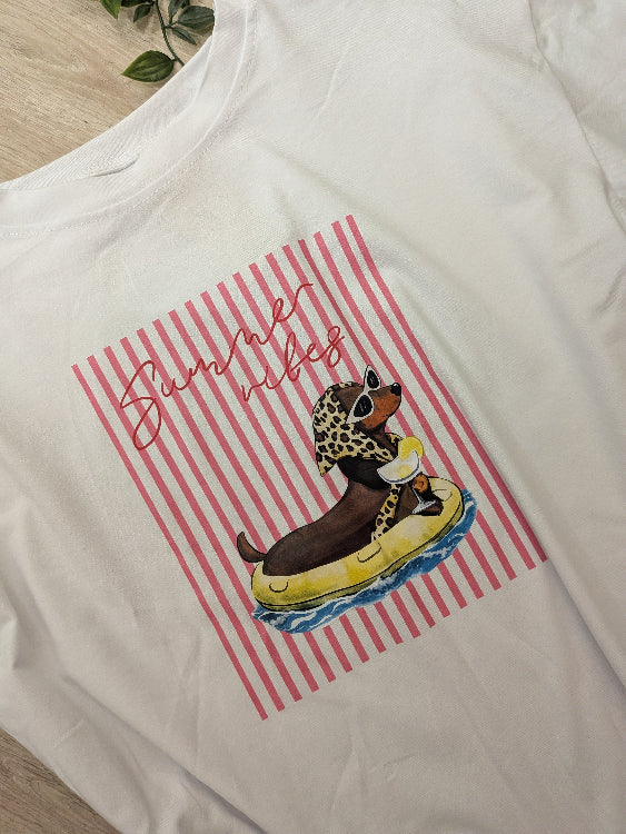 T-shirt imprimé chien avec lunettes de soleil, foulard léopard sur une bouée savourant un cocktail. Photo détail impression. 