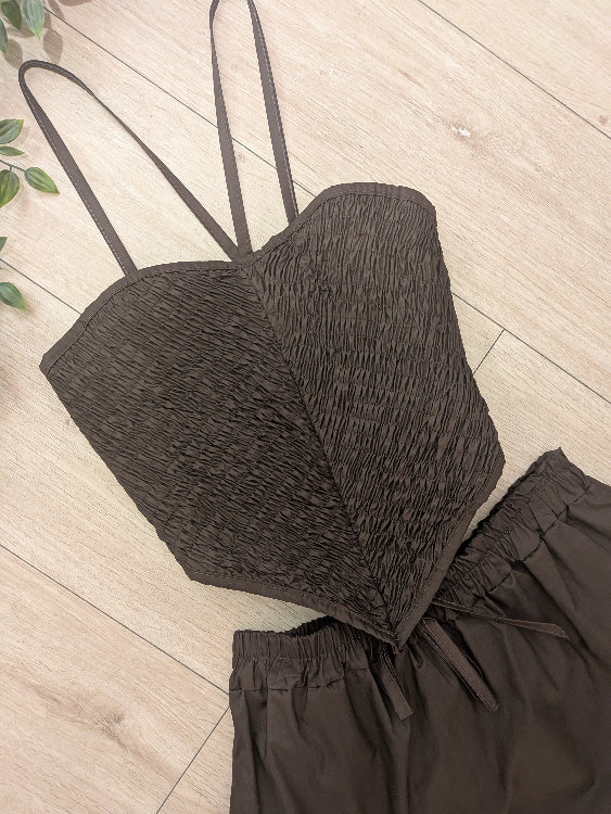 Ensemble top smocké + jupe short. zoom sur le top . colorie marron 