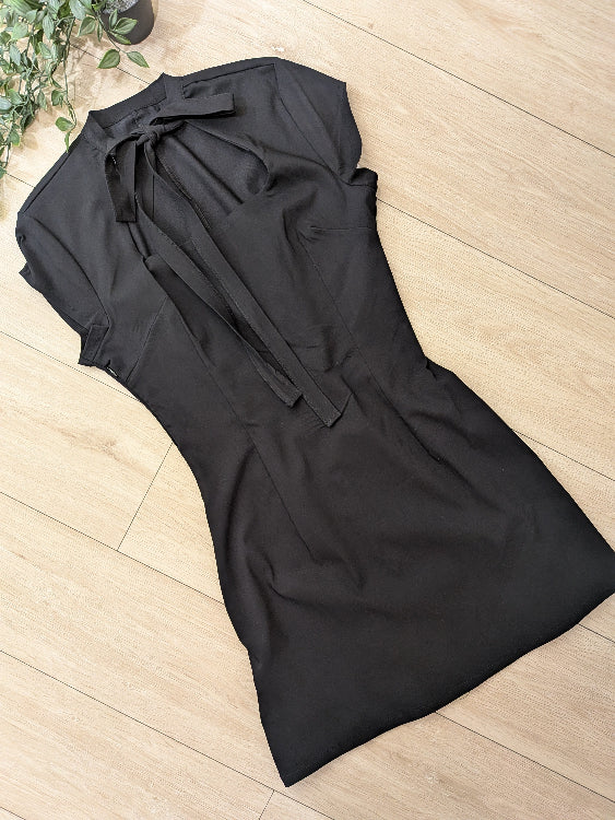 Robe courte décolleté carré noué. colorie noir.