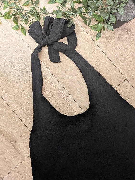 Robe longue fluide dos nue décolleté en V. colorie noir. photo détail.