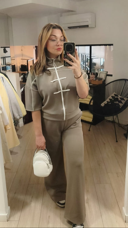 ensemble jogging style Qipao. photo porté colorie taupe. 