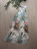 Robe plissé imprimé aux motif floraux dans les tons pastels. 