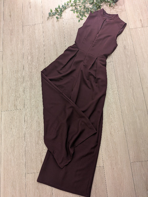 Combinaison bordeaux photo a plat.