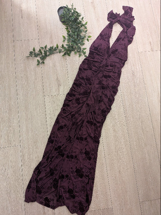 Robe de soirée en voile flocké velours. colorie Bordeau.