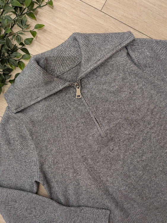 pull camionneur photo a plat colorie gris. 