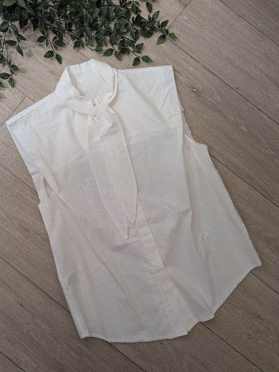 Chemise sans manches nœud. colorie Blanc . Photo a plat.