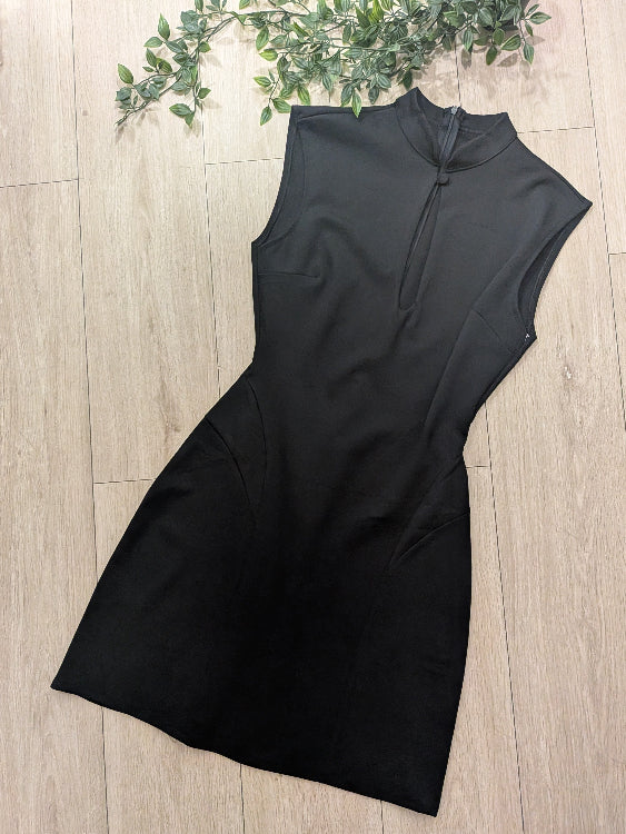 Robe décolleté goute. photo a plat colorie noir
