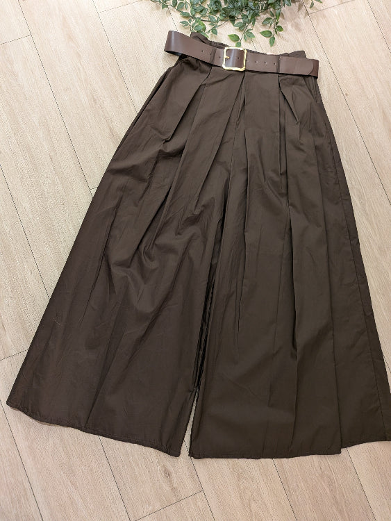 Pantalon jupe culotte avec ceinture marron. Colorie marron photo a plat