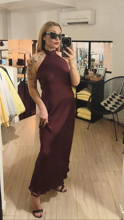 Robe longue en saton col montant . photo porté colorie bordeau.