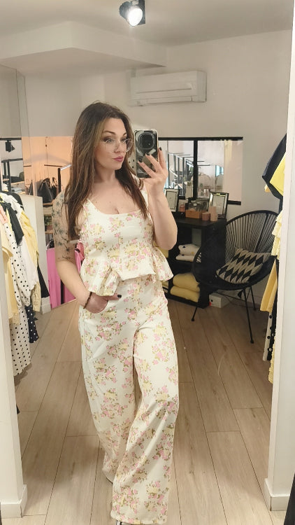 Ensemble top et pantalon en tissus fleurie. Photo porté.
