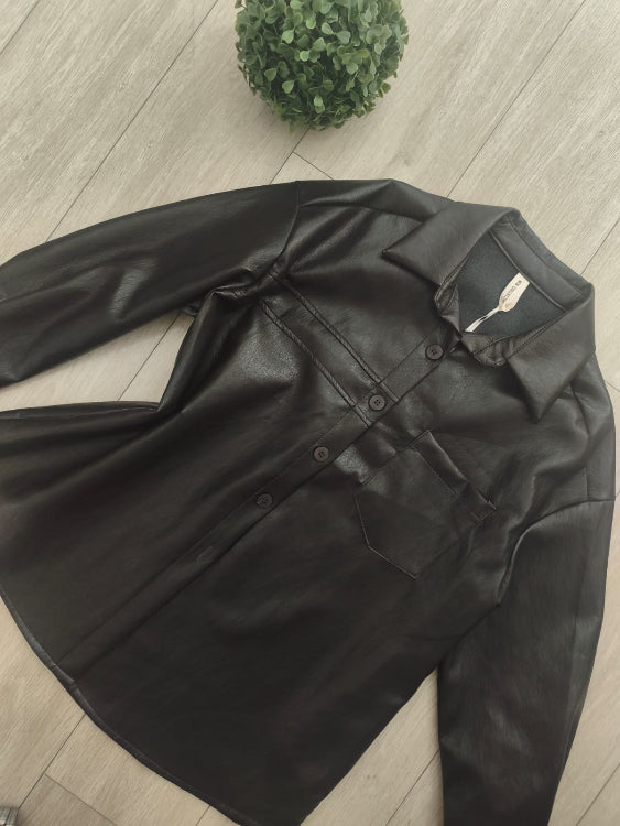 Chemise en simili cuir marron . photo a plat. 