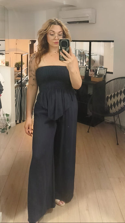Ensemble bleu marine composé d'un bustier smocké et d'un pantalon fluide. Photo porté. 