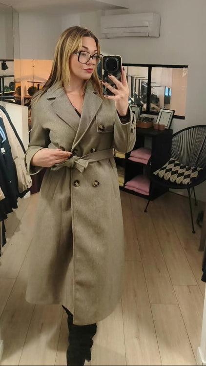 Manteau trench long colorie Taupe, Photo porté. 
