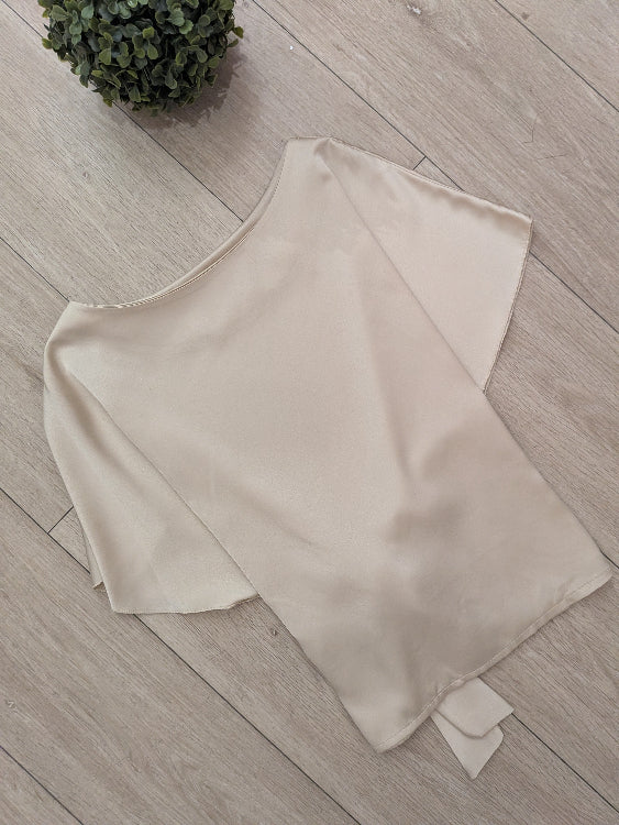 Top en satin noué. colorie beige. photo a plat