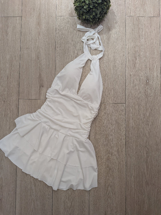 Robe courte dos nue a volant . colorie blanc photo détail décolleté. 