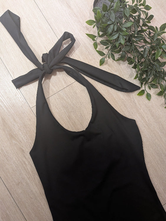 Robe courte moulante dos nue. photo colorie noir