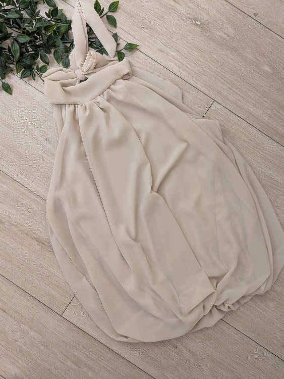 Top en voile col cheminé. photo a plat colorie beige