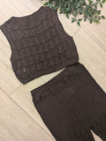 Ensemble en crochet composé d'un débardeur court et d'un pantalon. Photo a plat colorie marron