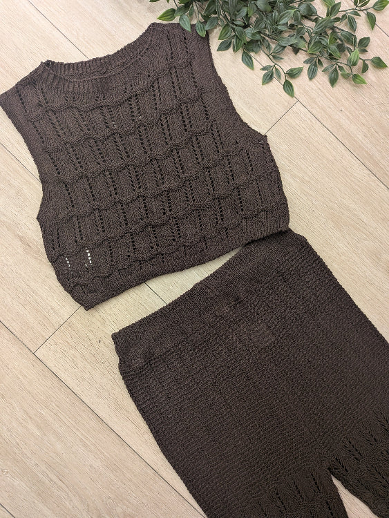 Ensemble en crochet composé d'un débardeur court et d'un pantalon. Photo a plat colorie marron