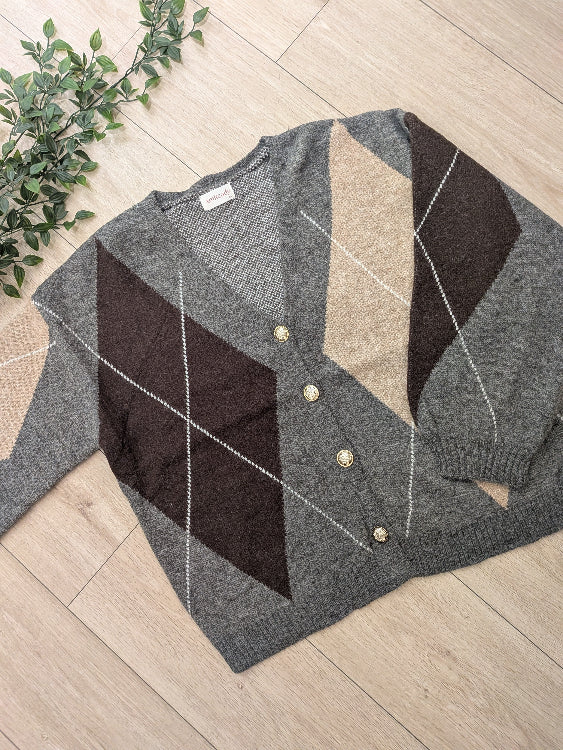 Gilet jacquard a losange . photo a plat colorie gris. 