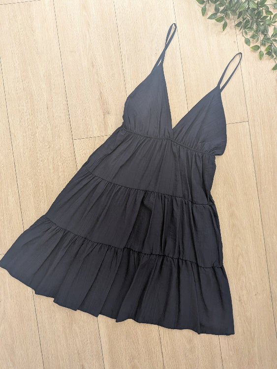 Robe courte fine bretelle a volant. photo a plat colorie marine