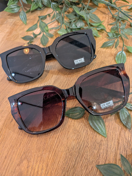 Lunettes de soleil carré en acétate. Colorie noir et écaille. 