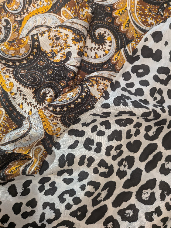 Robe foulard imprimé léopard colorie noir. Photo détail imprimé. 