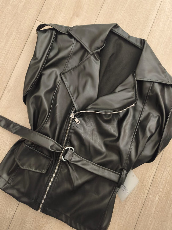 perfecto sans manches en simili cuir colorie noir. photo a plat