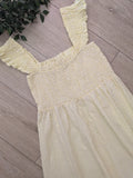 Robe longue imprimé vichy . colorie jaune . photo détail. 