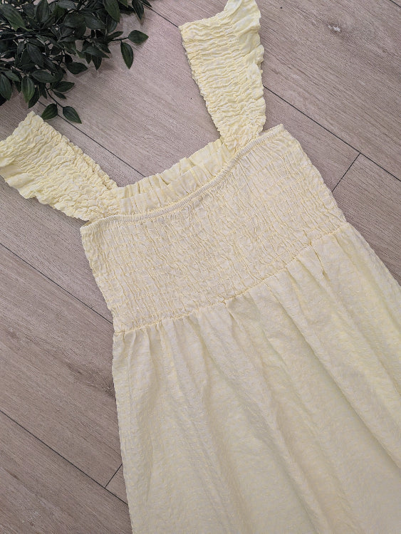 Robe longue imprimé vichy . colorie jaune . photo détail. 