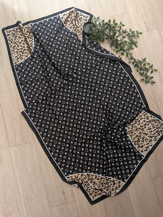 Grand foulard a motif étoile et léopard. colorie noir