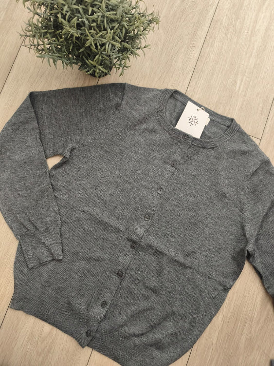 Gilet fin col rond . photo a plat colorie gris.