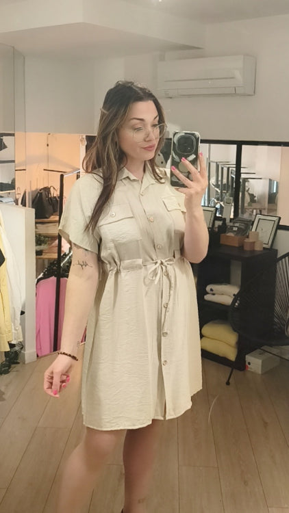 Robe chemise saharienne. colorie beige . photo porté.