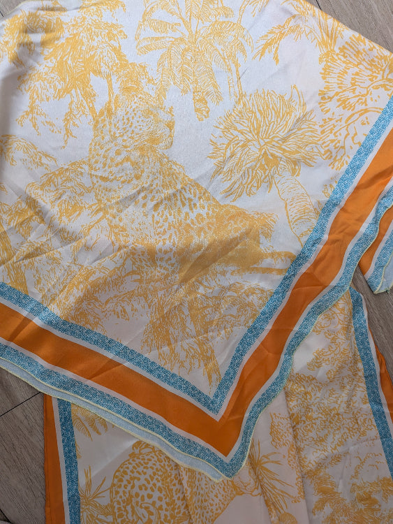 Ensemble foulard imprimé. photo détail colorie jaune