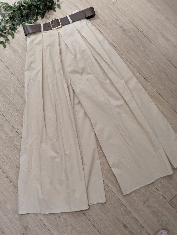 Pantalon jupe culotte avec ceinture marron. Colorie Beige photo a plat