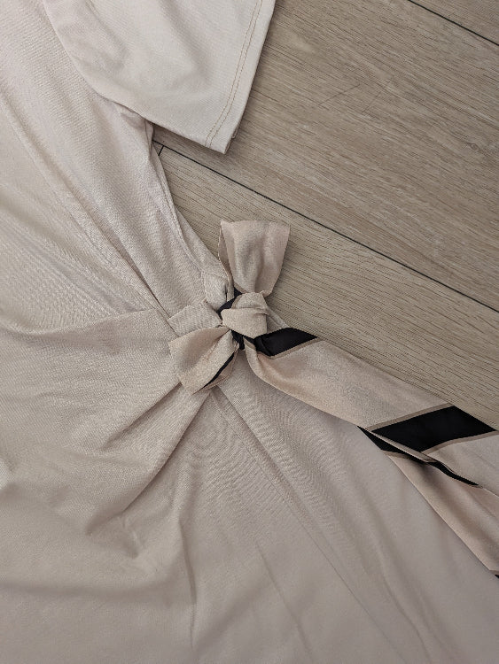 Robe T-shirt longue nœud foulard a la taille. Photo détail nœud . Colorie beige