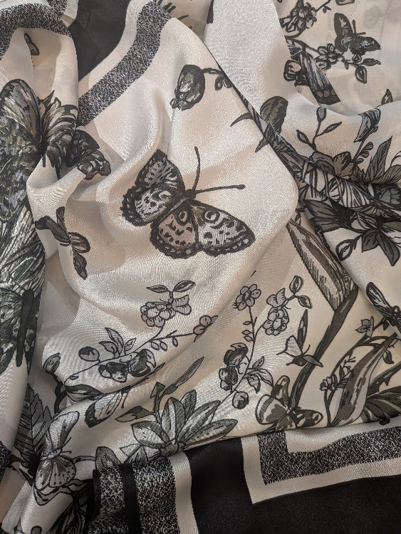 Robe foulard papillon colorie noir. Photo détail imprimé