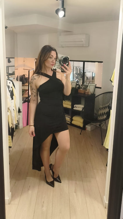 Robe de soirée asymétrique colorie noir. photo porté. 