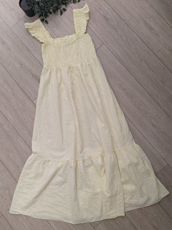 Robe longue imprimé vichy . colorie jaune . photo a plat. 