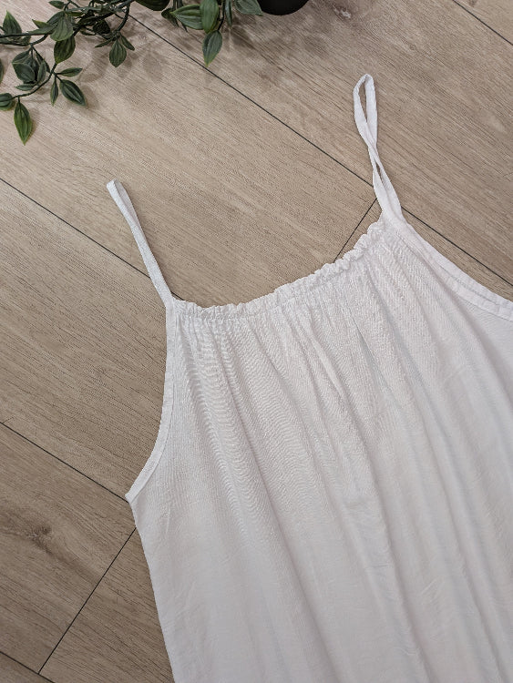 Robe débardeur fluide longue colorie marine. Photo détail. 