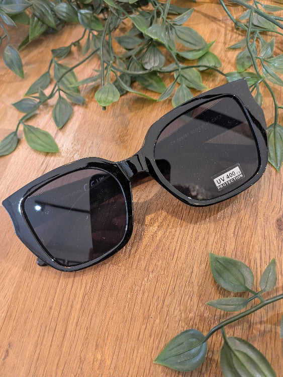 Lunettes de soleil carré en acétate. Colorie noir. 