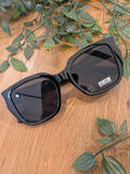 Lunettes de soleil carré en acétate. Colorie noir. 