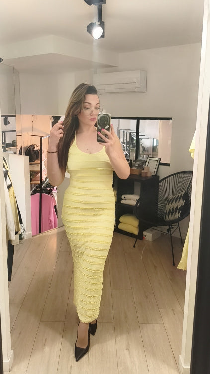 Robe longue en tissus effet froufrou. dos nue. Photo porté colorie jaune. 