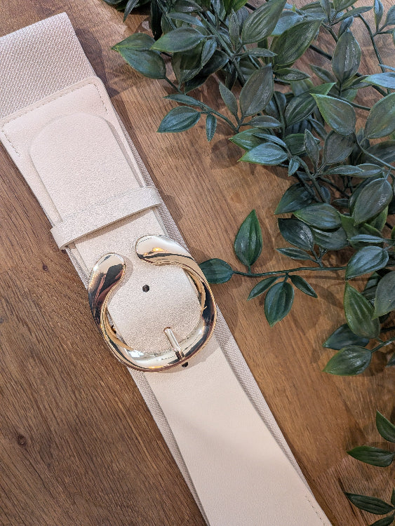 ceinture élastique boucle doré. Photo a plat colorie beige.