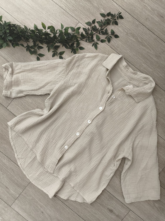 Chemise en gaz de coton . photo a plat colorie beige