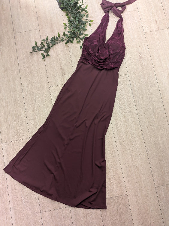 Robe de soirée bordeau haut dentelle.  