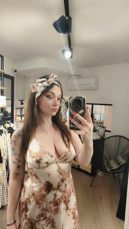 Robe longue en satin imprimé marbre. colorie Beige.