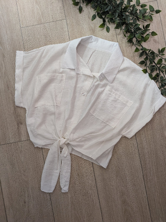 Chemise courte blanche noué a la taille; photo a plat. 