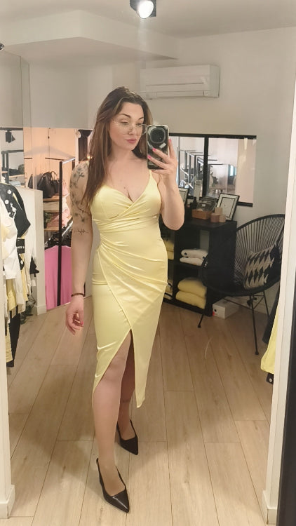 Robe moulante en satin croisé . colorie Jaune . Photo porté. 